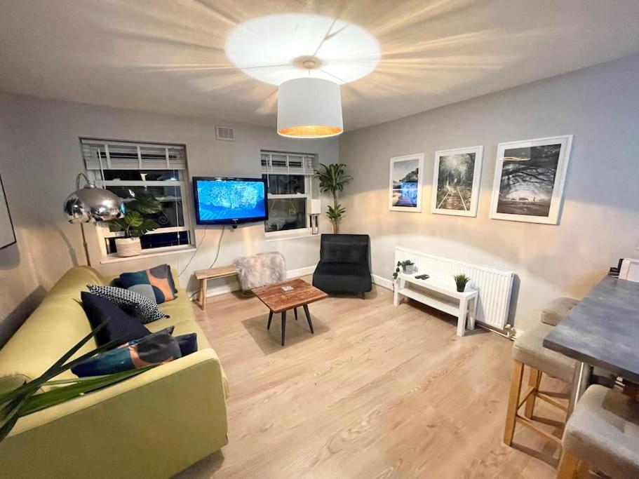 *new* Beautiful 2 Bedroom House In Location Apartment