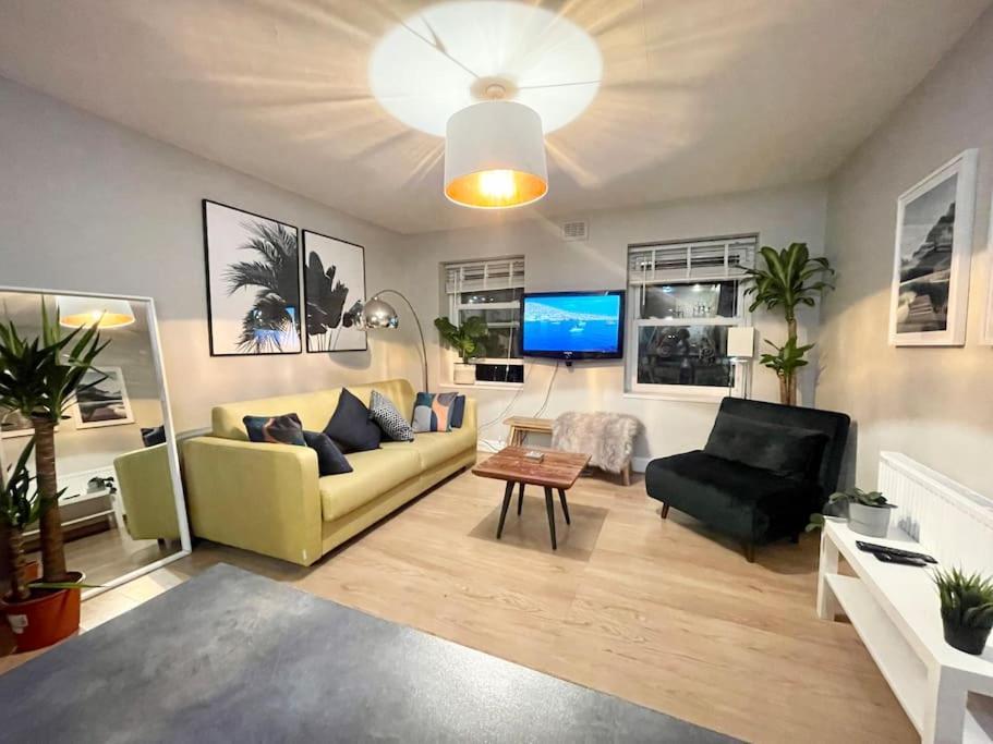 *new* Beautiful 2 Bedroom House In Location Apartment London