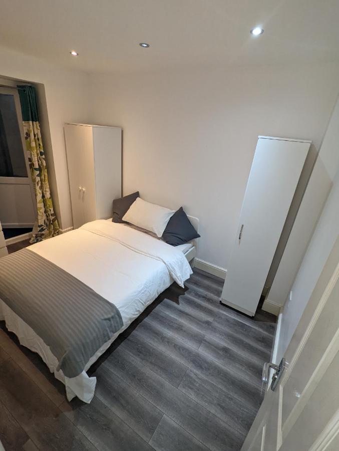 Mile End- Prime Location Guest house *