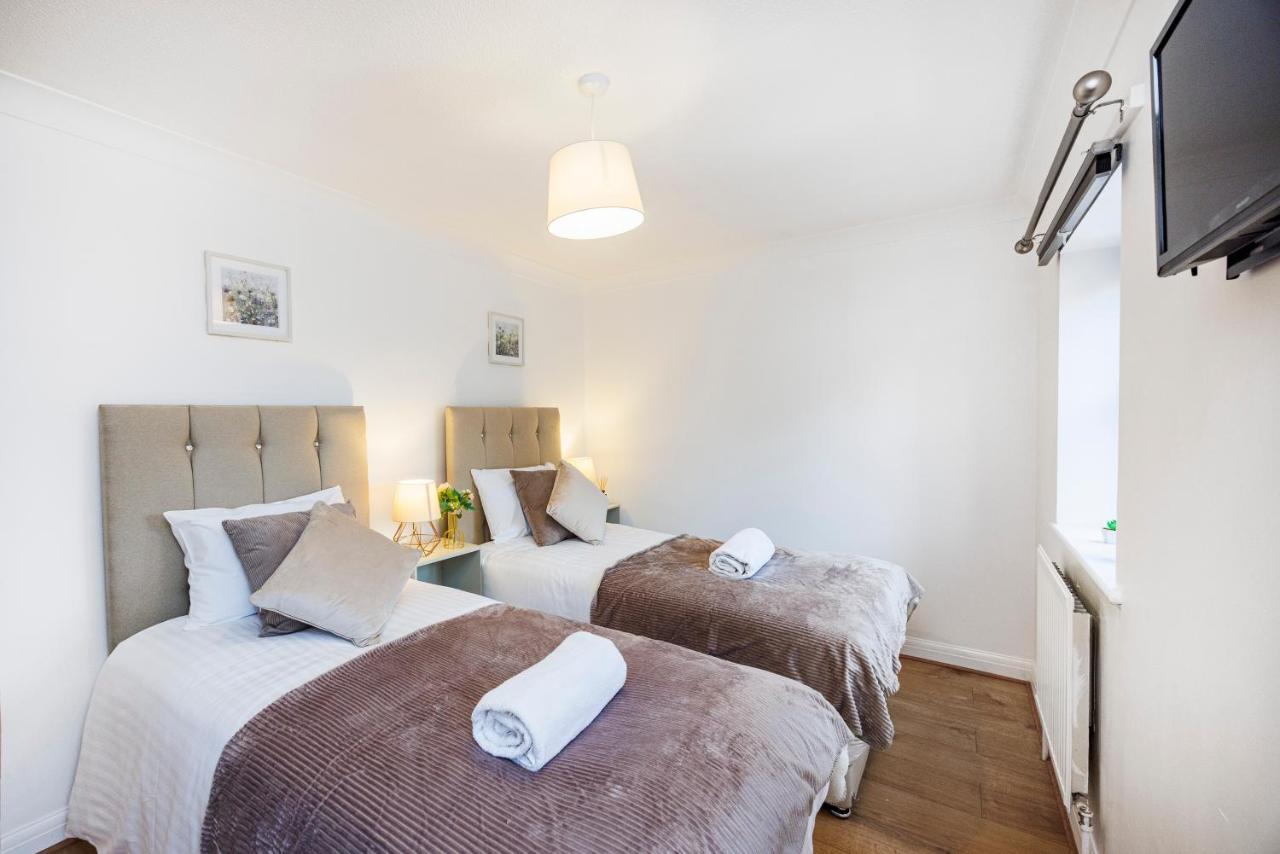 Lovely 2 Bd Hse With Parking Near Excel Apartamento