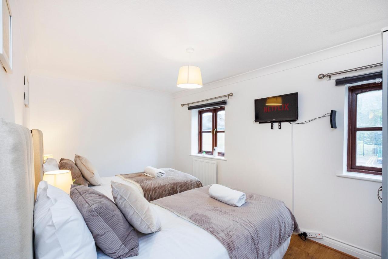 Lovely 2 Bd Hse With Parking Near Excel Apartamento