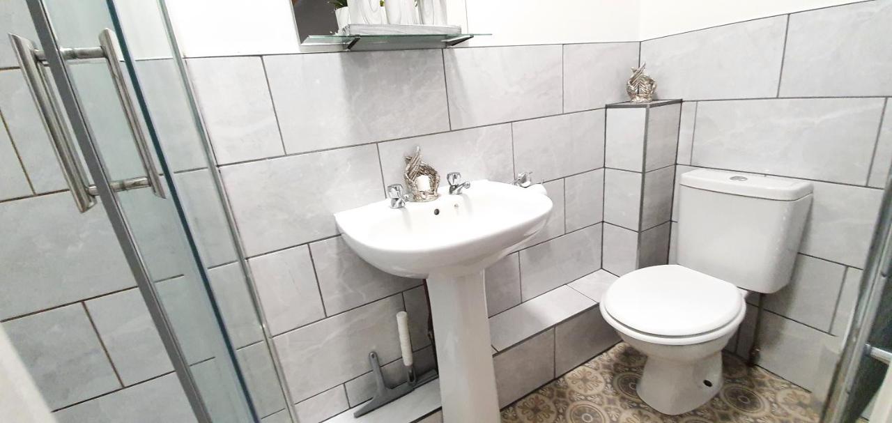 Trendy, Modern Garden Posh Peckham Apartment