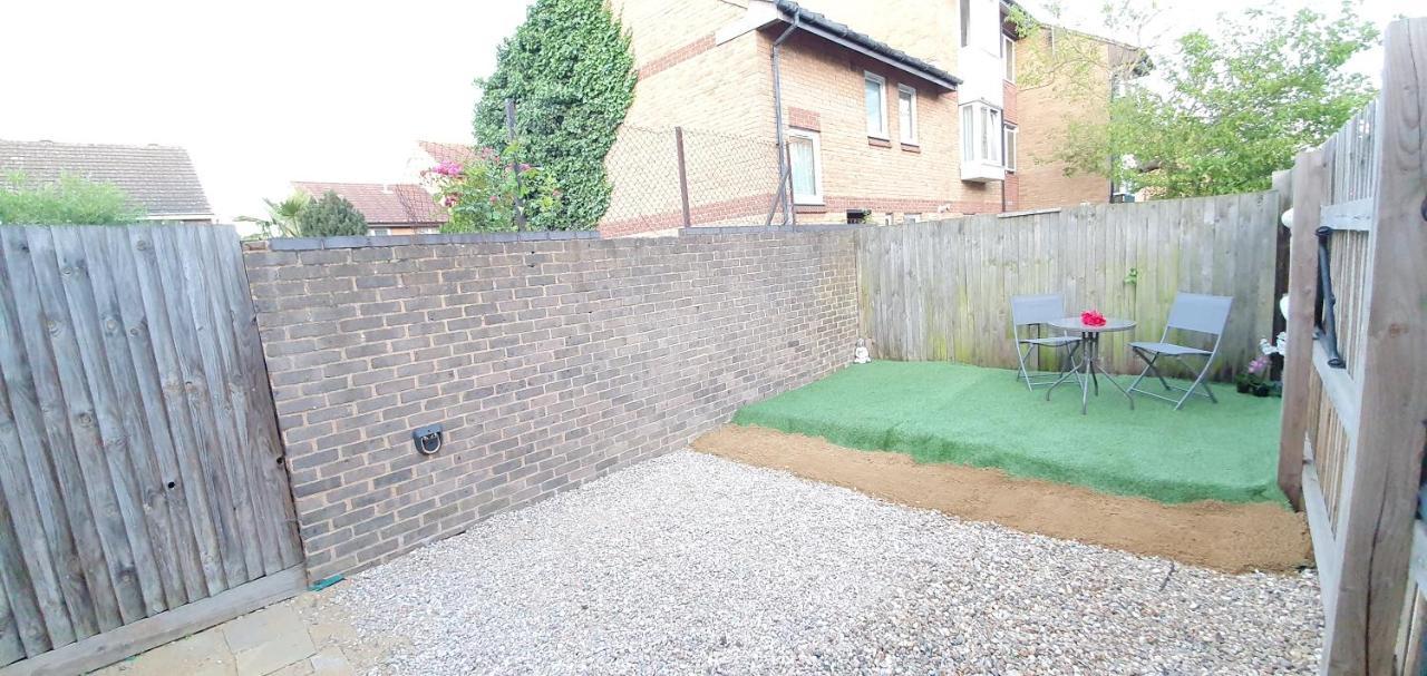Apartment Trendy, Modern Garden Posh Peckham *