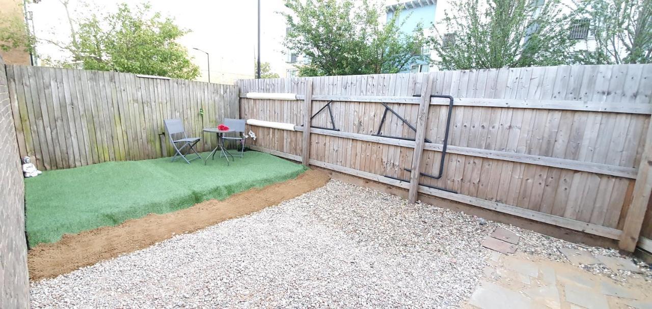 Trendy, Modern Garden Posh Peckham Apartment London