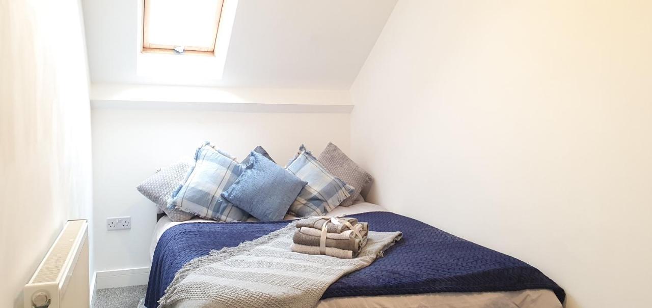 Trendy, Modern Garden Posh Peckham Apartment London