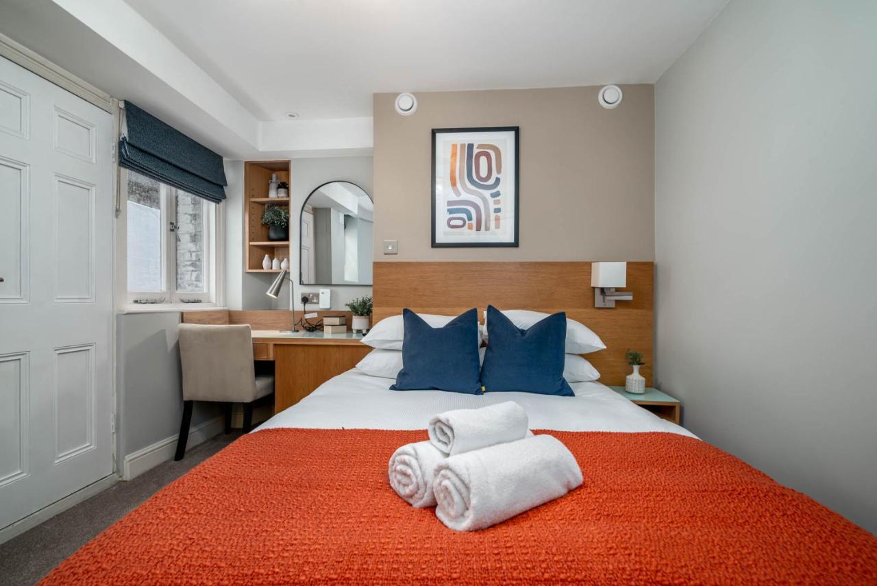 5 Doughty Street Apartment *
