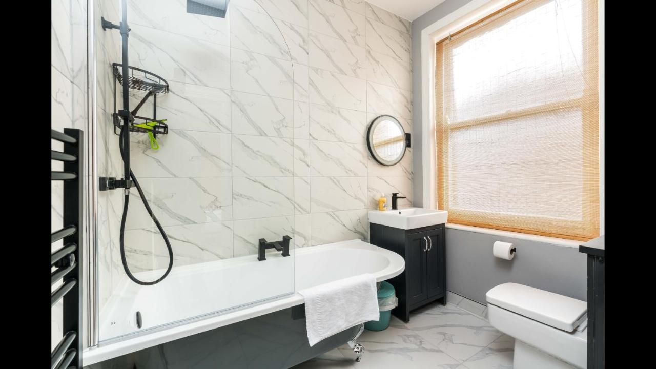 A Lovely, Bright And Airy, 3-bedroom Family Apartment *