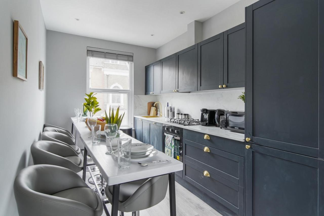 Stunning 3 Bed 3 Bath Townhouse * London