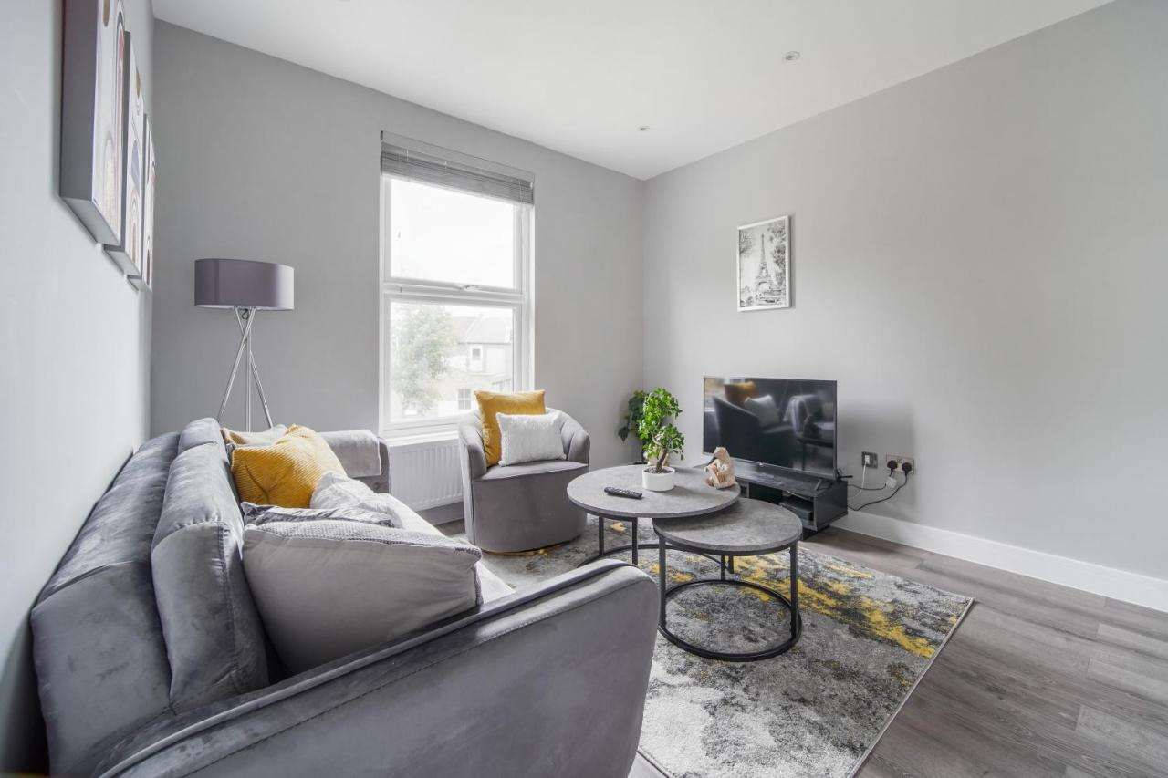 Stunning 3 Bed 3 Bath Townhouse *
