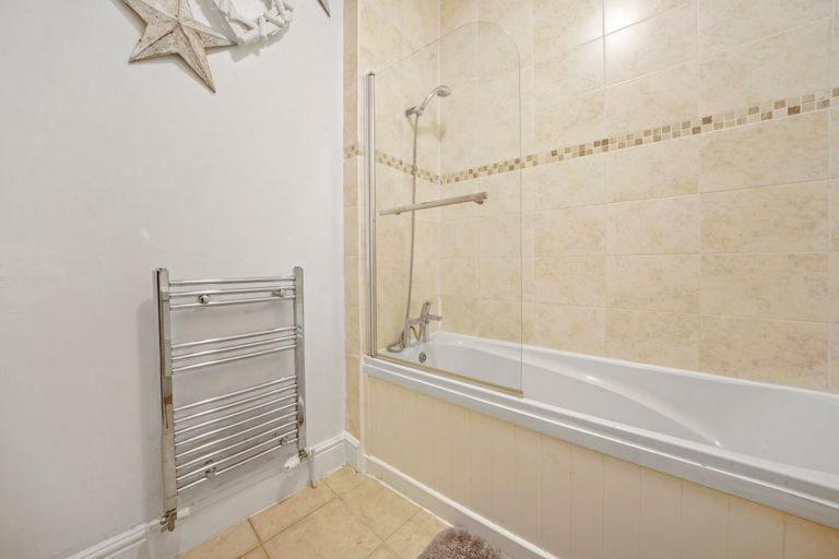 Canning Town Modern 2 Bedroom Excel Centre, Canary Wharf, Airport Apartment London
