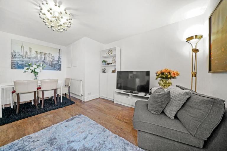 Canning Town Modern 2 Bedroom Excel Centre, Canary Wharf, Airport *