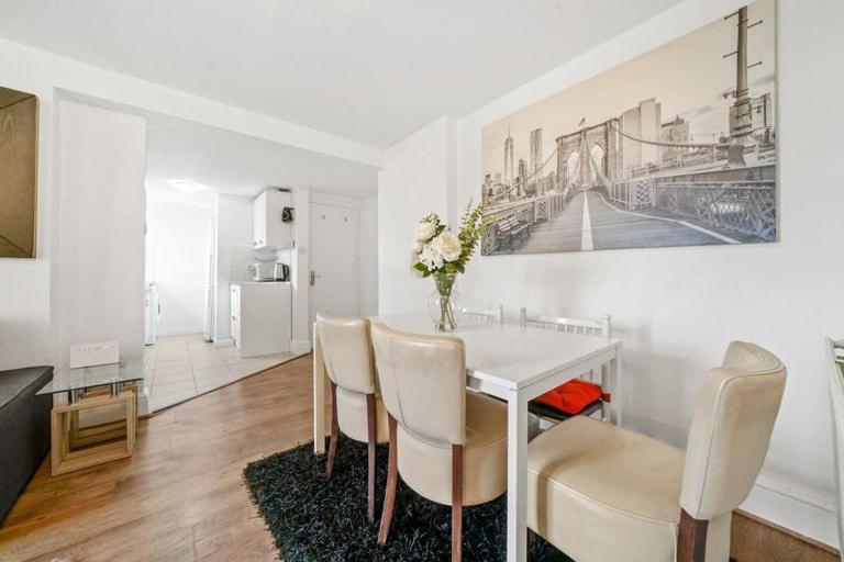 Canning Town Modern 2 Bedroom Excel Centre, Canary Wharf, Airport Apartment *