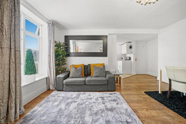 Canning Town Modern 2 Bedroom Excel Centre, Canary Wharf, Airport Apartment