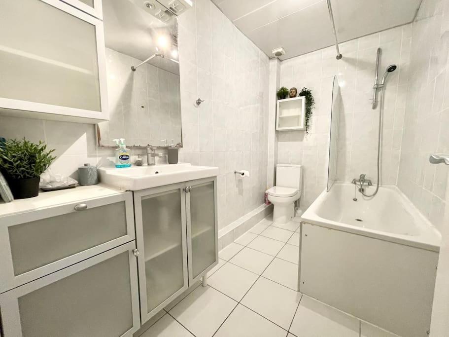*new* Beautiful 2 Bedroom House In Location Apartment