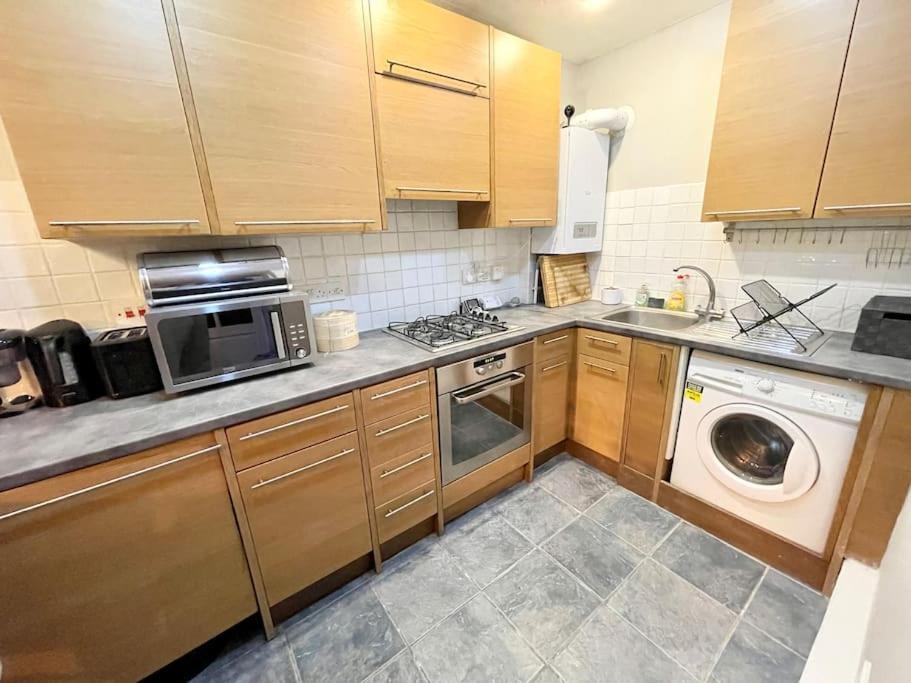 *new* Beautiful 2 Bedroom House In Location Apartment London