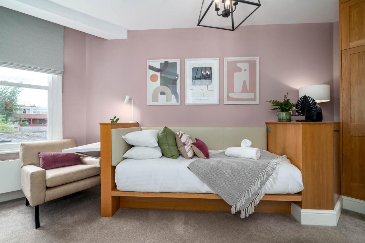 5 Doughty Street Apartment *