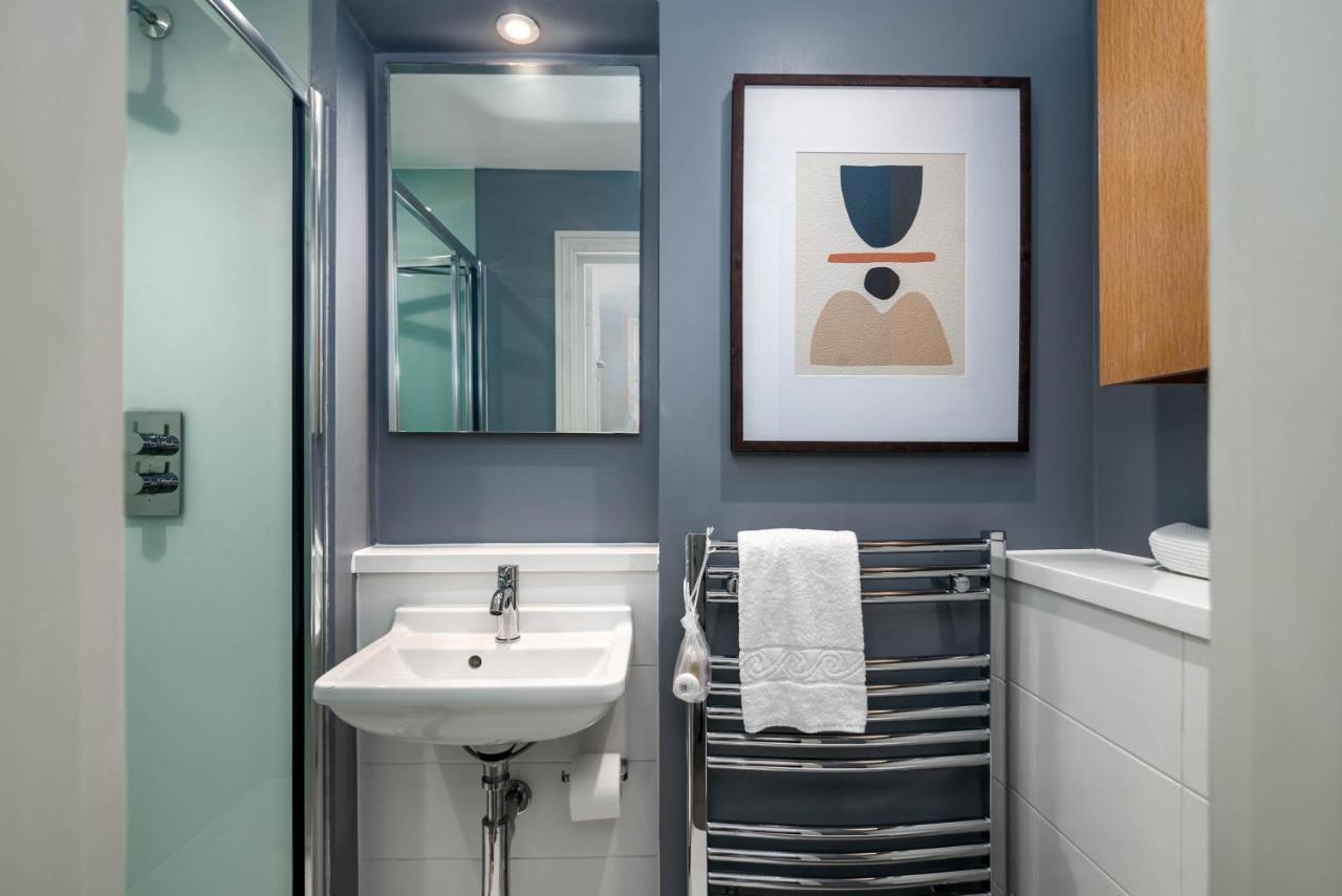 5 Doughty Street Apartment *