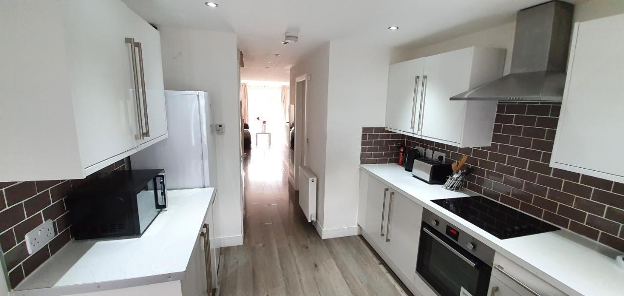 Trendy, Modern Garden Posh Peckham Apartment London
