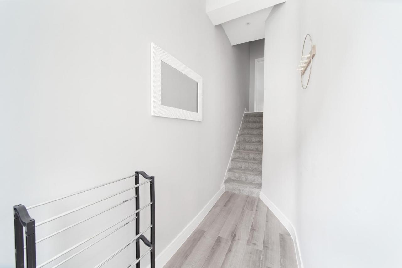 Stunning 3 Bed 3 Bath Townhouse Apartment *