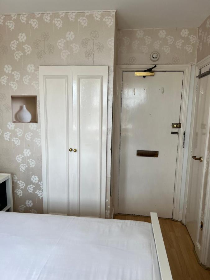 Super Located In South Ken At Chelsea Cloister * London