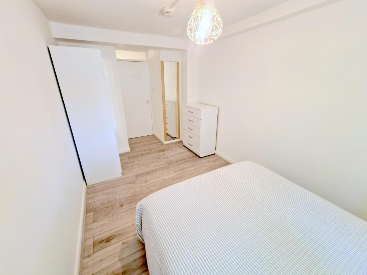 Apartment Flat In Battersea, 5 Minutes From Clapham Junction Station London