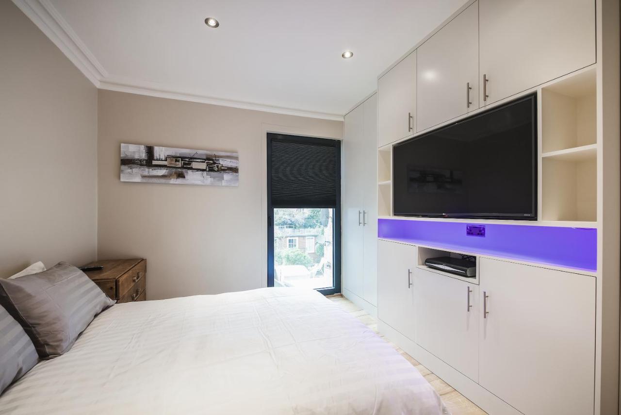Homestay Modern Bedroom In !! *