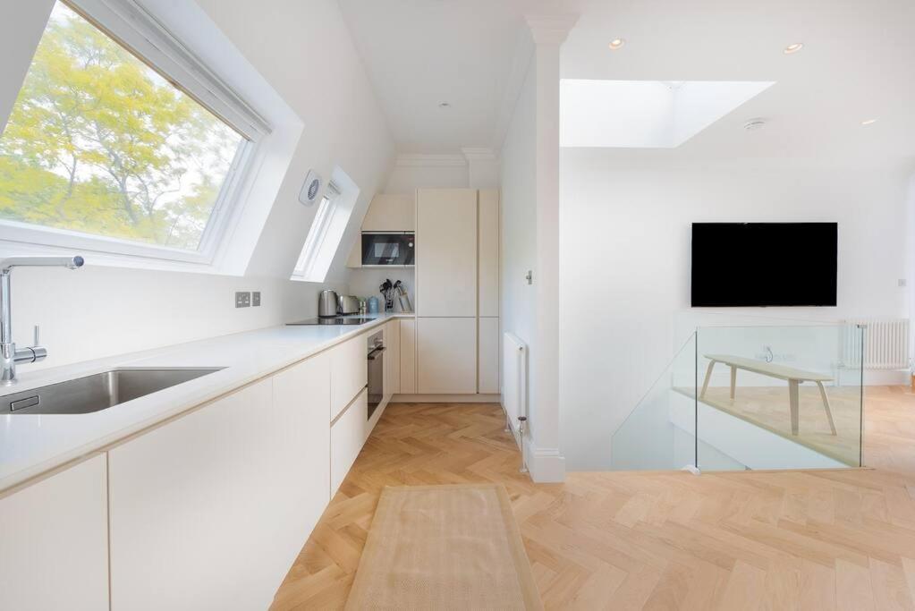 Stunning Two Bed Rh8 *