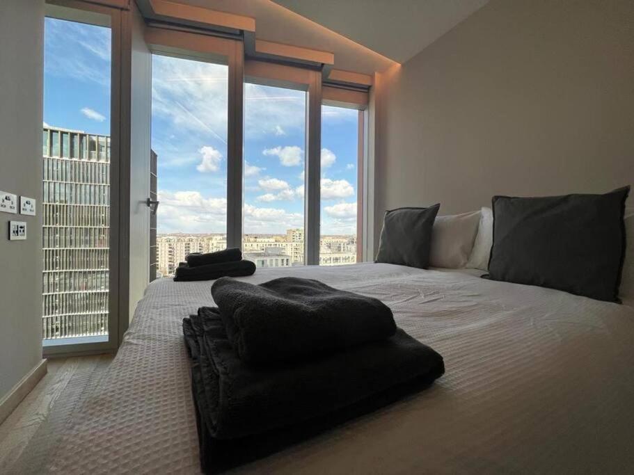 Manhattan Loft Gardens, Stratford E20 Apartment *
