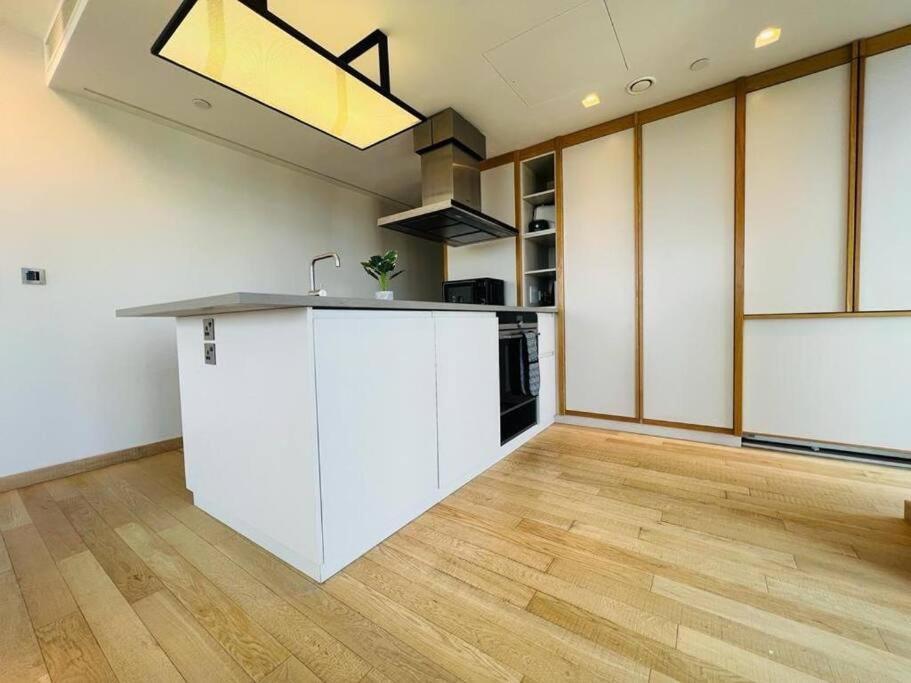 Manhattan Loft Gardens, Stratford E20 Apartment *