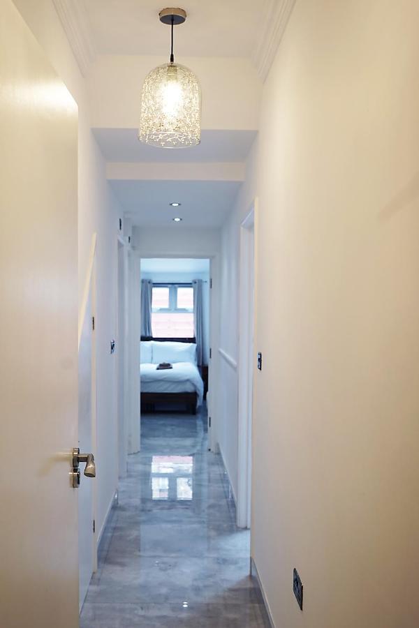 Luxury Garden Sleep 7, 2 Mins To Metro Apartment *