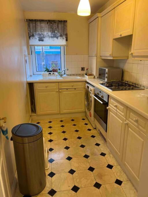 Lovely 2 Bedroom Flat In The Heart Of Water Wimbledon Apartment