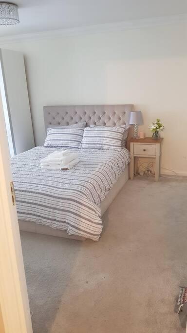 Lovely 2 Bedroom Flat In The Heart Of Water Wimbledon London