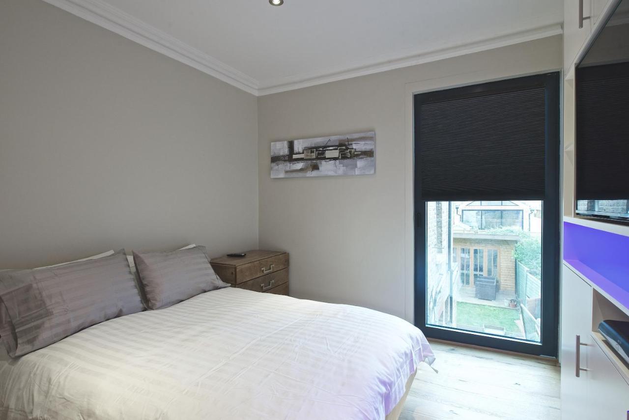 Modern Bedroom In !! London
