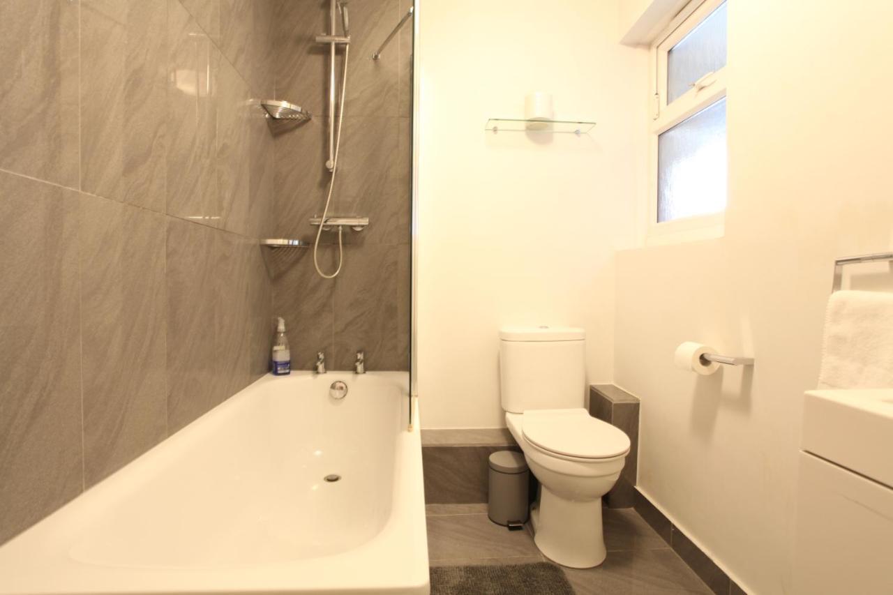 Lovely Two Bedroom In Old Street Apartment London