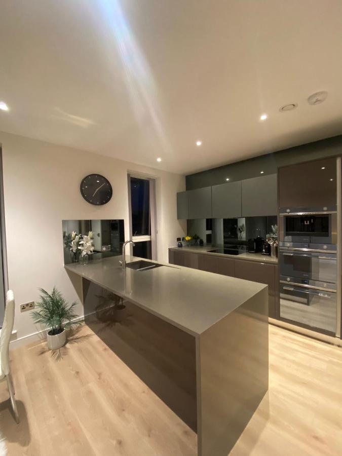 Marvelous 3 Bed Penthouse In Kewbridge Apartment London
