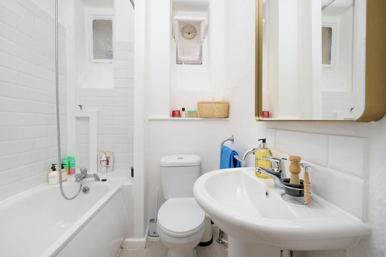 50 Meters To The Metro Apartment *