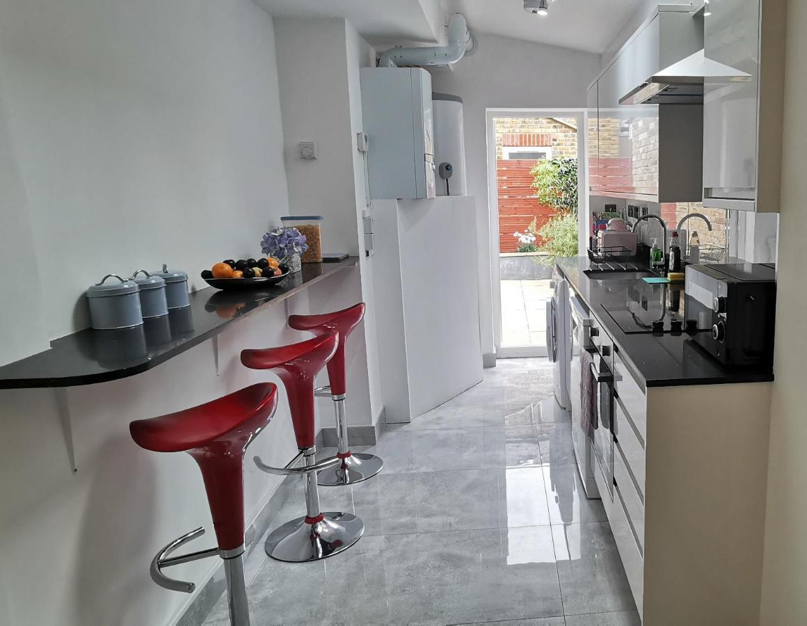 Apartment Luxury Garden Sleep 7, 2 Mins To Metro London