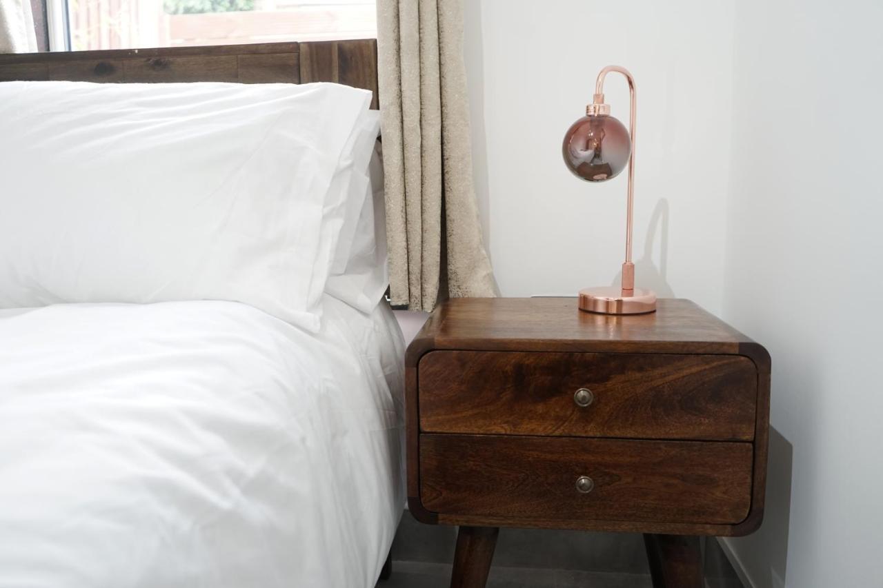 Luxury Garden Sleep 7, 2 Mins To Metro Apartment