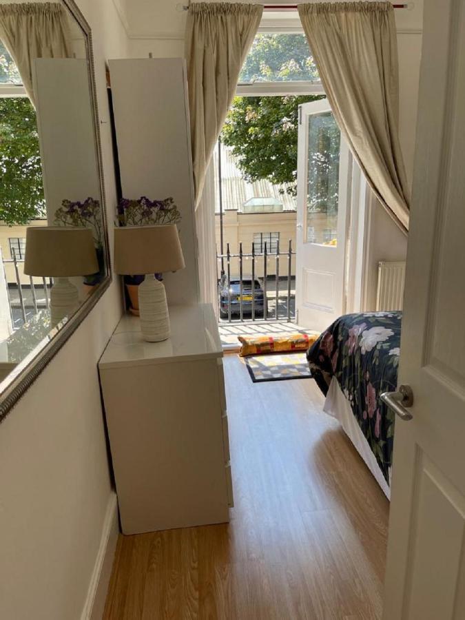 Apartment Hyde Park Mansion: Spacious 3-bedroom Balcony Retreat *
