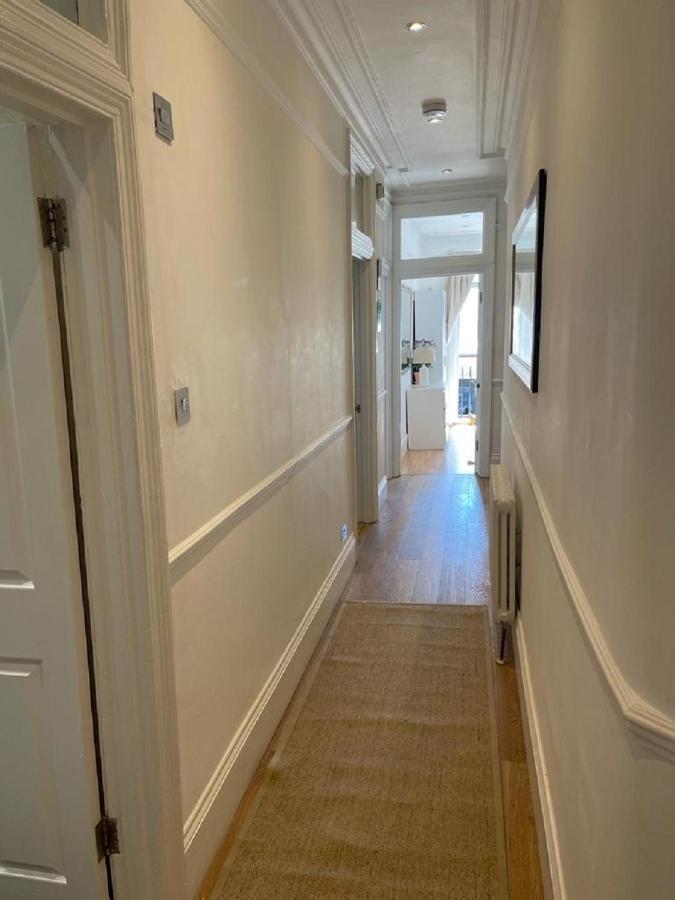 Hyde Park Mansion: Spacious 3-bedroom Balcony Retreat * London