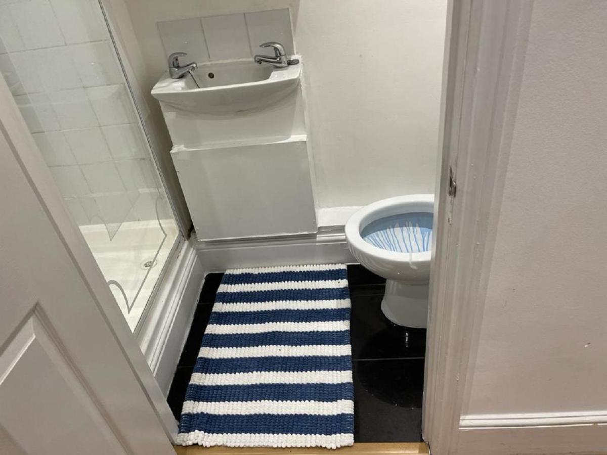 Hyde Park Mansion: Spacious 3-bedroom Balcony Retreat Apartment London