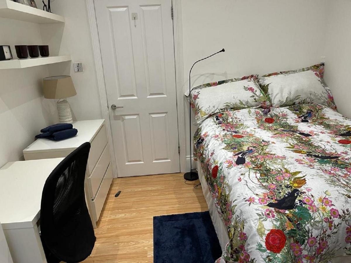 Hyde Park Mansion: Spacious 3-bedroom Balcony Retreat Apartment London