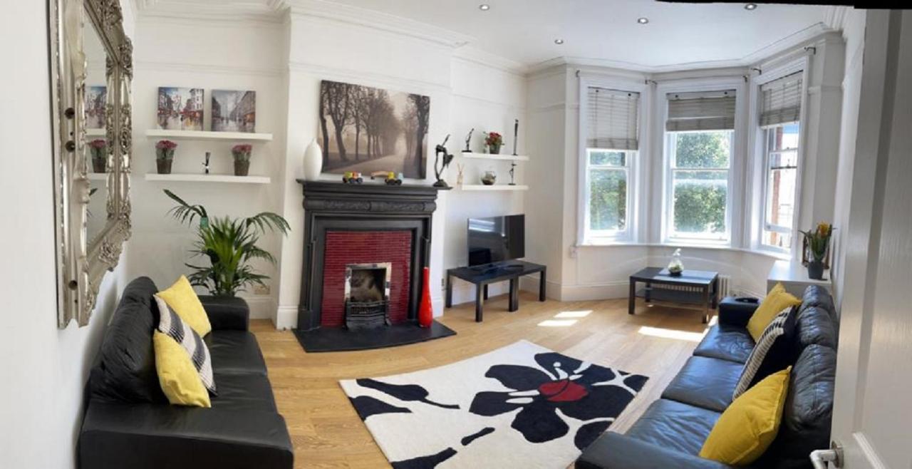Hyde Park Mansion: Spacious 3-bedroom Balcony Retreat Apartamento