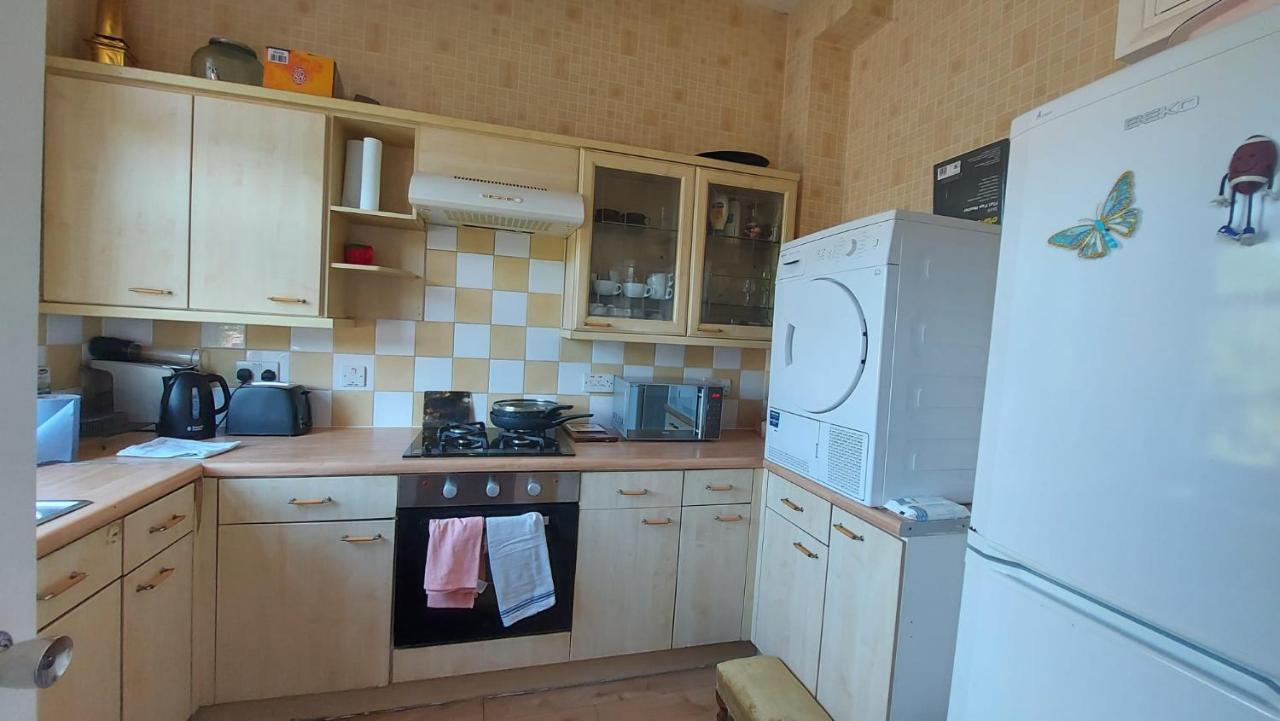 Extra Large One Bedroom Flat With Parking * London