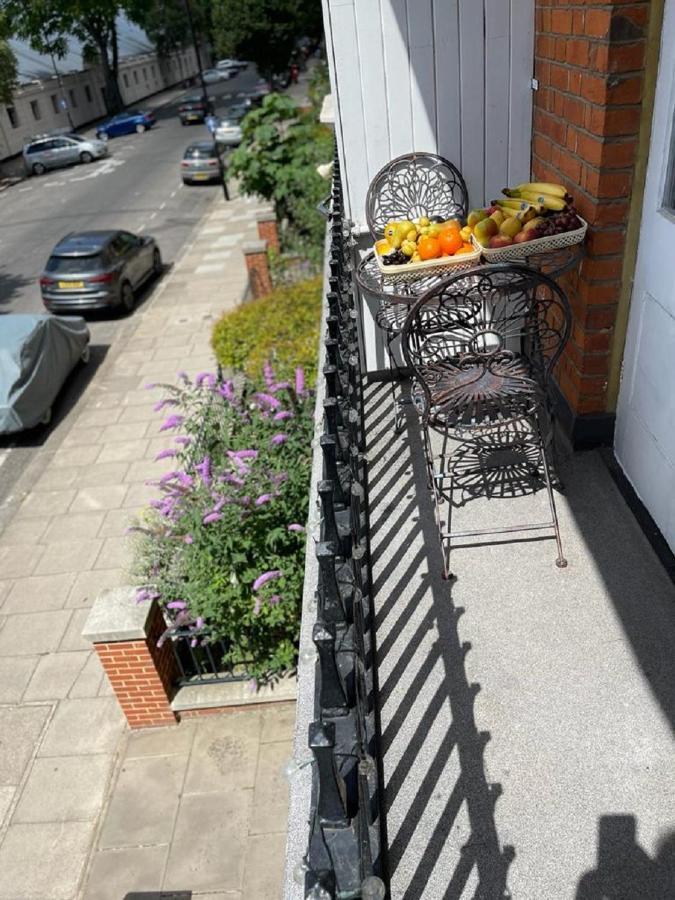 Hyde Park Mansion: Spacious 3-bedroom Balcony Retreat Apartamento