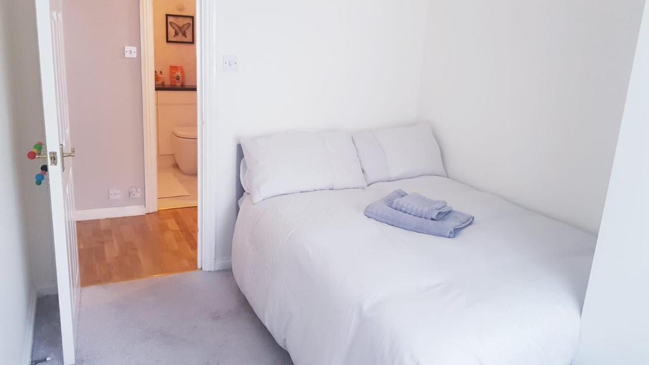 Lovely 2 Bedroom Flat In The Heart Of Water Wimbledon * London