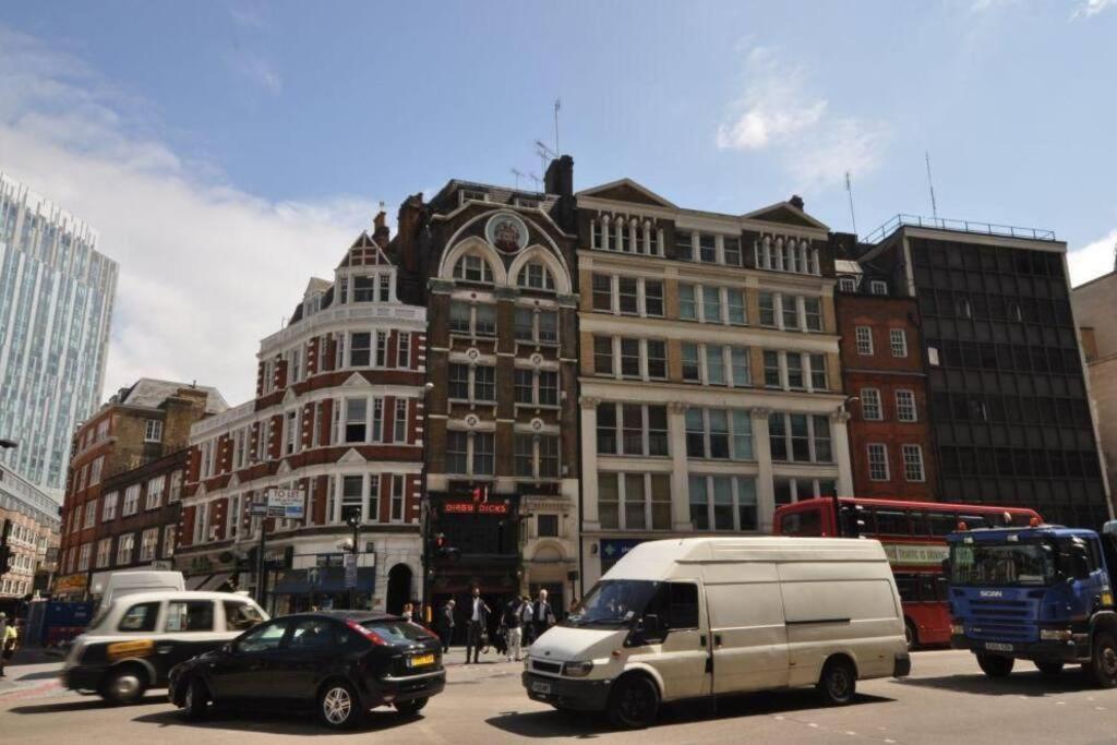 2 Bed Flat Outside Liverpool Street Station! * Londres