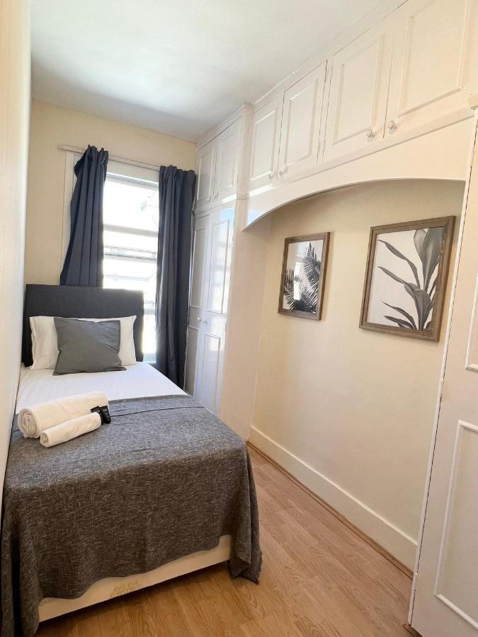 Amazing New House In * London