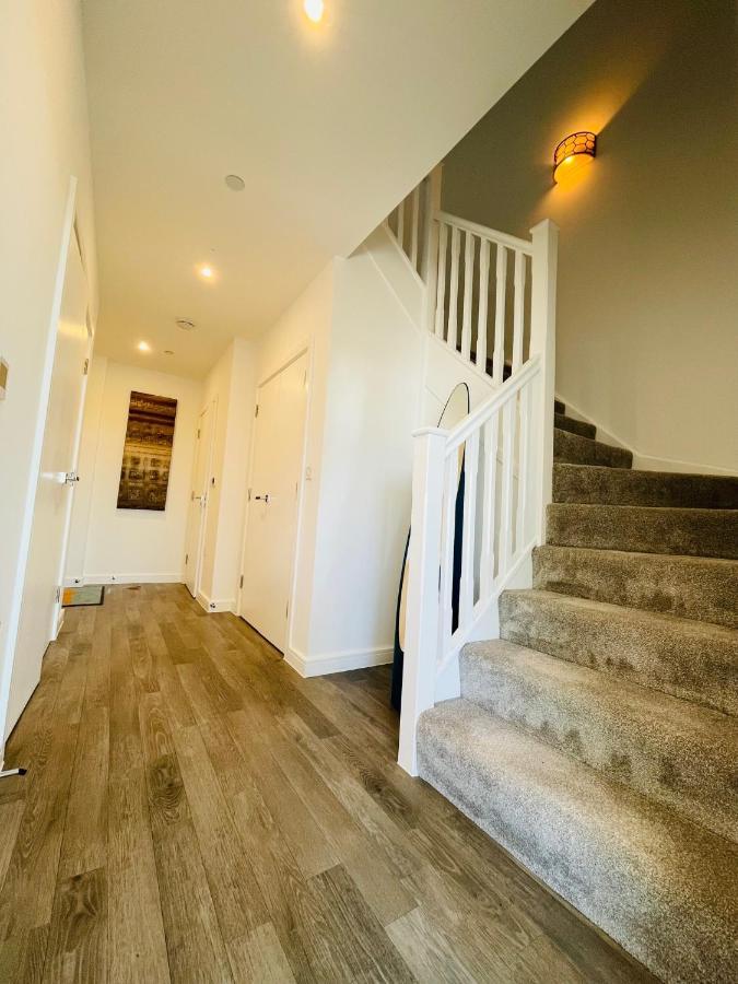 Modern Penthouse Flat With Free Indoor Parking Apartment *