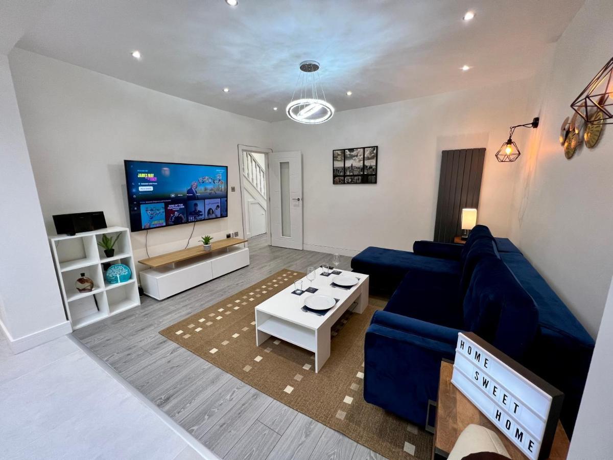 Wembley Stadium 5 Star Brand New Luxury Sleeps 14 With Parking Holiday home London